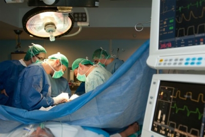 Implantes de pr�tesis hidr�ulicas de pene por v�a infrap�bica